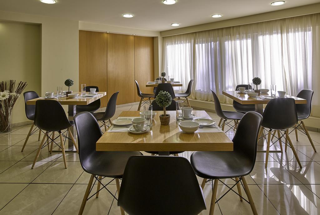 Hotel Delfini Pireu